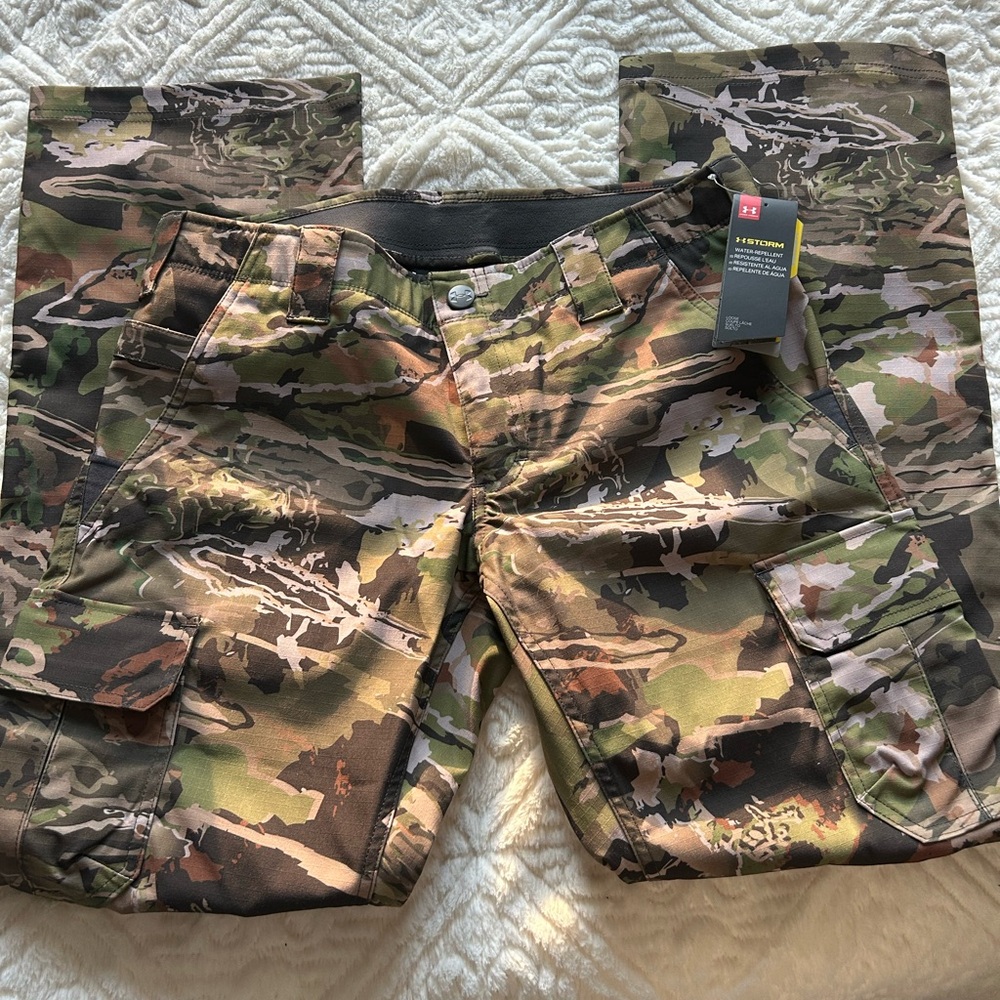 Under Armour Camouflage Cargo Pants Size 12 Women’s Storm
